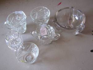 lot 64 image: creamer and sugar set, small bowls