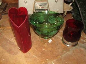lot 77 image: heart vase, green bowl, red mug