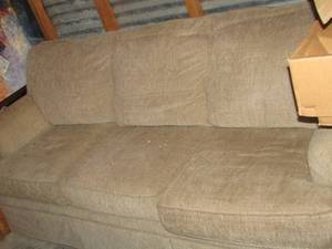 lot 101 image: Homelife couch