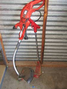 lot 138 image: Black and Decker weed eater 14 cut,   red weed eater