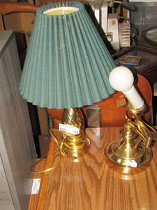 lot 144 image: qty 2 brass table lamps 1 has a shade