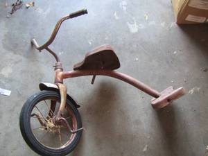 lot 15 image: metal tricycle used for yard art