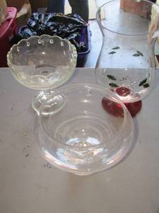lot 150 image: large Christmas vase, fruit bowl