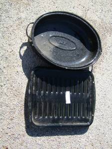 lot 159 image: roasting pan and aluminum pan