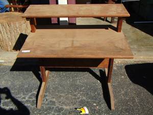 lot 185 image: wooden small childs desk