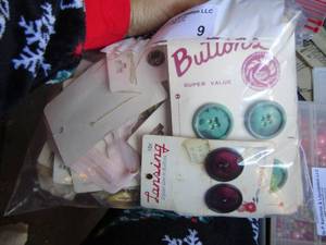 lot 9 image: Various buttons