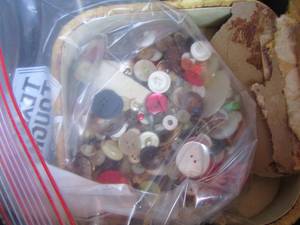 lot 221 image: bag of misc. buttons