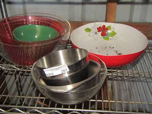 lot 261 image: kitchen bowls