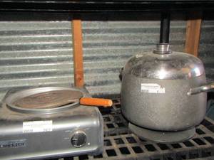 lot 262 image: CROCK POT BURNERHEATER BASE   DUTCH OVEN