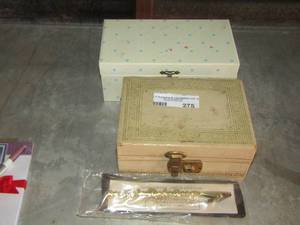 lot 275 image: qty 2 small jewelry boxes and a bracelet buddy