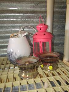 lot 293 image: scentsy warmer, small pink lantern, 2 candle holders