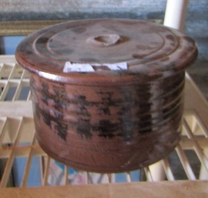 lot 295 image: clay oven pot top handle missing