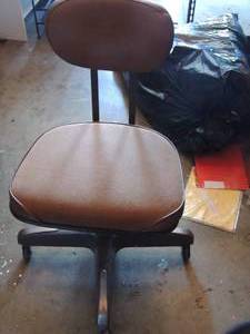 lot 109 image: rolling padded office chair