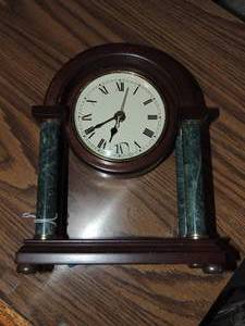 lot 121 image: small table clock glass front is broken