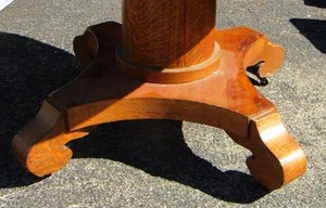 lot 17 image: round dining table