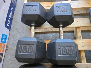 lot 57 image: Pair of 100lb Rubber Hex Dumbbells