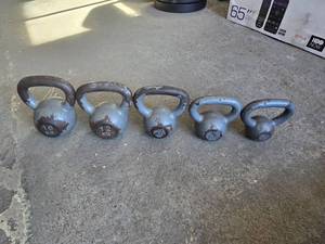 lot 67 image: Lot of 5 Kettlebells.  9lb (4kg) up to 35lb (16kg)