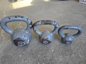 lot 68 image: Lot of 3 Kettlebells.  9lb (4kg) up to 35lb (16kg)