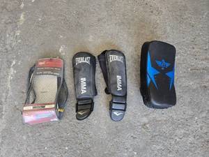 lot 135 image: Lot of Misc Training Gloves & Pad