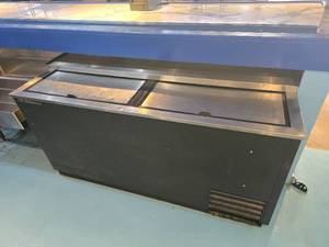 lot 2 image: True TD-65-24 Black Horizontal Bottle Cooler