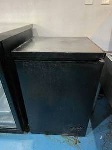 lot 22 image: Fat Ice BD-100B-E Chest Freezer, 3.5 Cu. Ft. Capacity