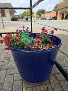 lot 53 image: Large Blue Pot.  Matches Lot 51