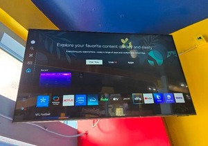 lot 59 image: Nice Samsung UN55DU7200 Crystal UHD 55 4K Smart TV.&nbsp ALREADY REMOVED FROM THE WALL &amp READY TO PICK UP