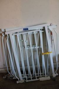 lot 195 image: Safety door gates