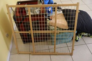 lot 162 image: Dog lot house, dishes, Pet threshold barrier, towels and pillows