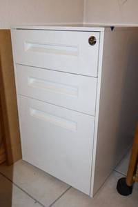 lot 135 image: 3 drawer rolling file cabinet (no key found)