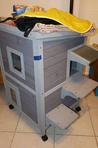 lot 131 image: Aivituvin Rolling indoor cat house and toys