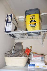 lot 175 image: Disposable litter boxes, Kittie litter