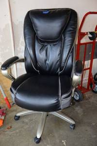 lot 207 image: Serta office chair as shown