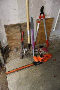 lot 208 image: Yard tools and pry bars