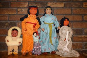 lot 26 image: Native and ethnic dolls, see photos