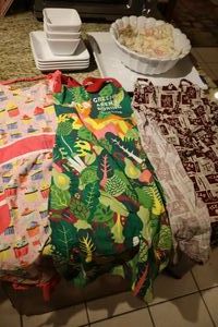 lot 36 image: White dishes and aprons - Mikasa bowl and The Pampered Chef square platter and dishes