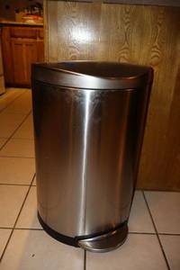 lot 52 image: Simple Human trash bin with foot pedal