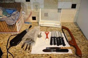 lot 42 image: Cuisinart electric knife, steak knives, ice packs, and bread slicing tool
