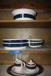 lot 44 image: Pfaltzgraff dish set as shown