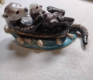 lot 248 image: Jewerly Otter trinket box with matching necklace