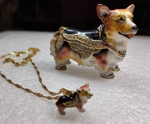 lot 249 image: Jewerly Corgi dog trinket box with matching necklace