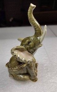 lot 250 image: Jewerly Elephant trinket box with matching necklace