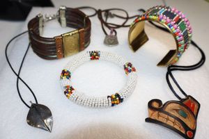 lot 256 image: Jewelry tiny bead bracelets, metal pendant necklaces