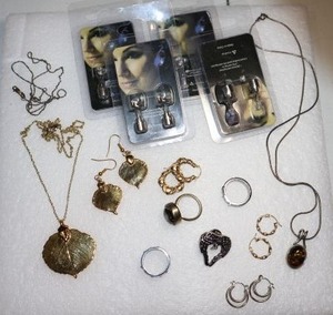 lot 262 image: Jewelry Gold leaf set, light up earrings, and more