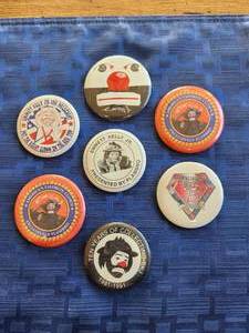 lot 31 image: Selection of collectible Vintage Emmett Kelly Jr Clown pinbacks