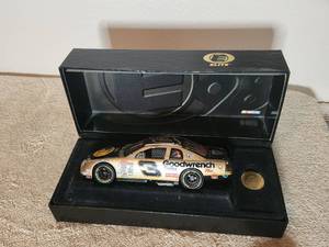 lot 9 image: 1998 Dale Earnhardt Sr. Action Diecast Nascar racecar - Elite - 124