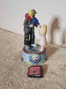 lot 62 image: Collectible vintage Emmett Kelly Jr - porcelain figure music box - 9411 Youve Got a Friend - E. Kelly Jr signed - been repaired