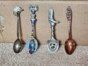 lot 112 image: Selection of Collectible spoons - Mt. Rushmore (copper), Knotts Berry Farm, Enameled, Bird of Paradise - rare spoons
