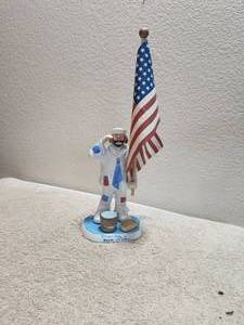 lot 86 image: Collectible Vintage Emmett Kelly Jr. - 9995 Seaman 1st class - porcelain statue figure - signed by E. Kelly Jr - 8 tall - 15 with flag