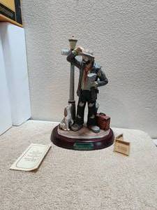 lot 54 image: Collectible Vintage Emmett Kelly Jr. - 9864 Convention Bound - porcelain statue figure - Limited Edition 7076 of 7500 - signed by E. Kelly Jr - 12 tall